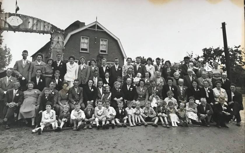 Deze afbeelding heeft een leeg alt-atribuut; de bestandsnaam is 1960.06.13-toon-jacoba-met-nageslacht.jpg